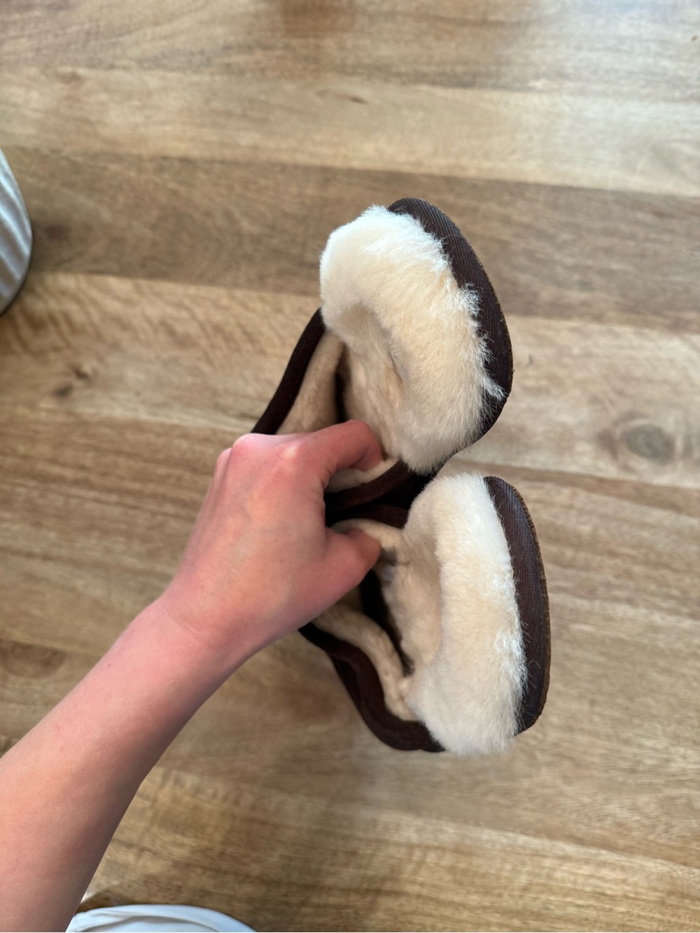 UGG Scuff Slippers Women’s Size 10 Espresso Brown Suede Sheepskin Lined Comfort - Picture 3 of 7